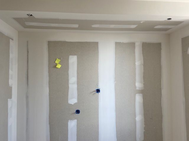 Travaux de plâtrerie au niveau des murs.