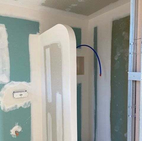 Une cloions en plâtre contre un mur.
