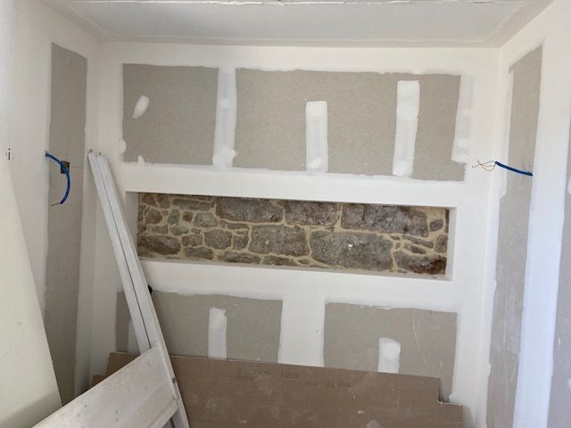 Mur avec une niche de rangement.