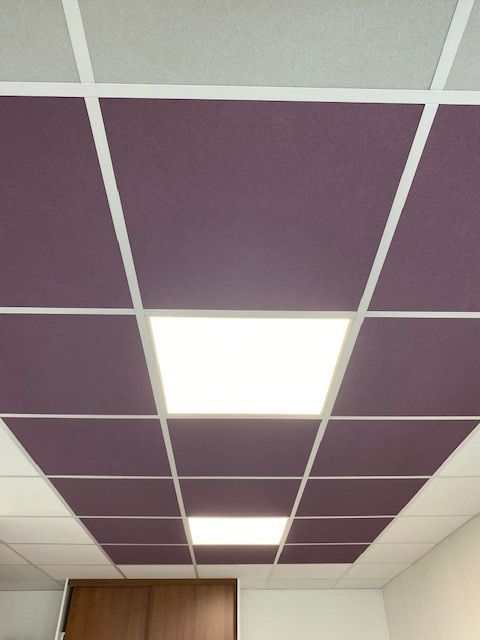 Faux plafond avec un détail violet.