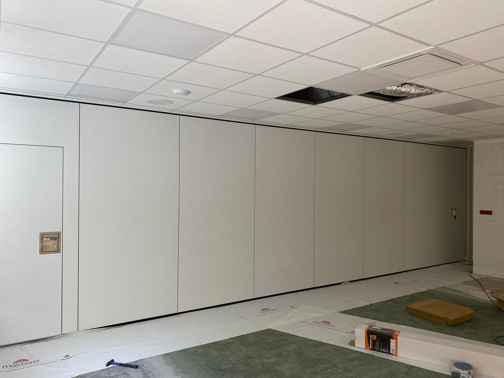 Cloisons en plâtre et faux plafond.