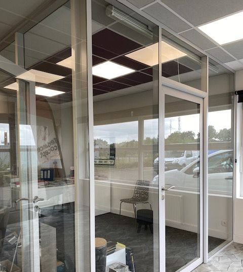 Un espace de travail avec des cloisons mobiles en verre. 