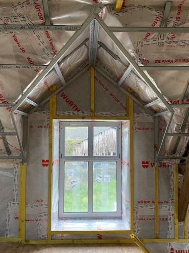 Poutres en bois avec un câble électrique.