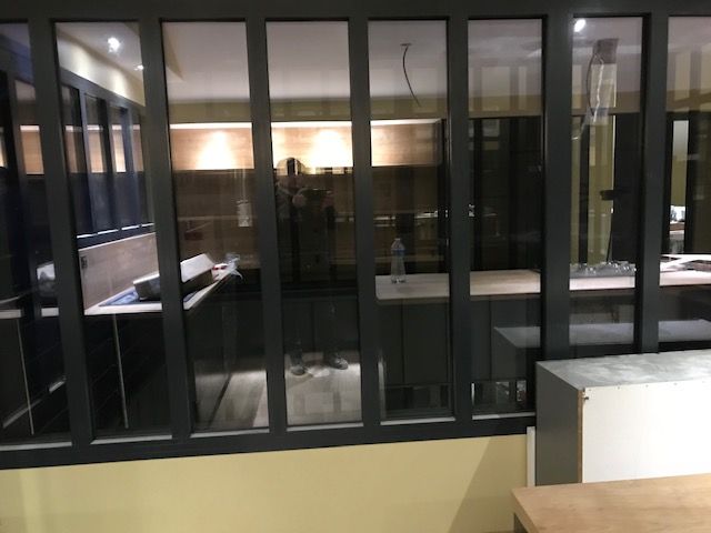 Verrière dans une cuisine.