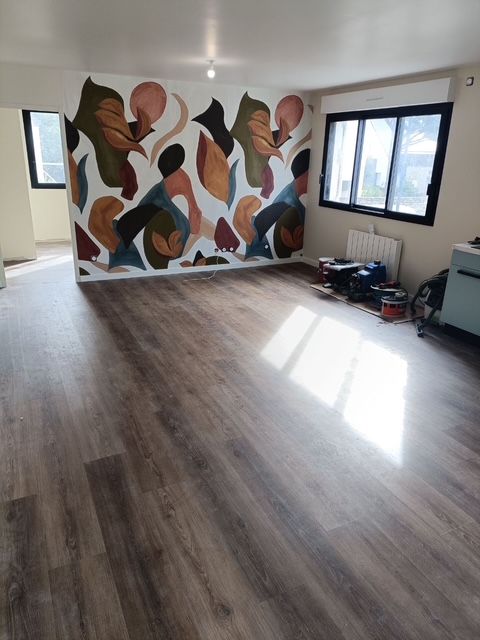 Papier peint posé sur un mur d'une pièce à vie.