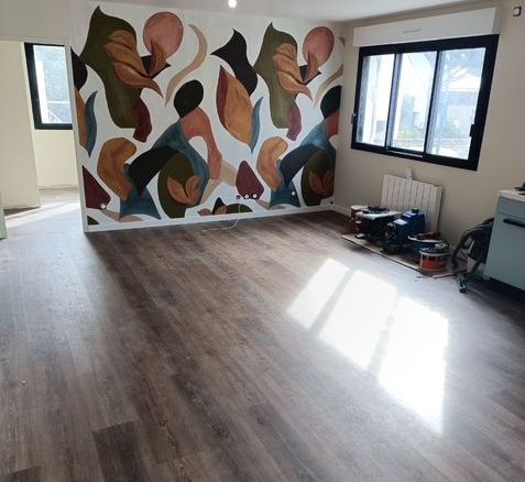 Gros plan sur le parquet dans une pièce. 