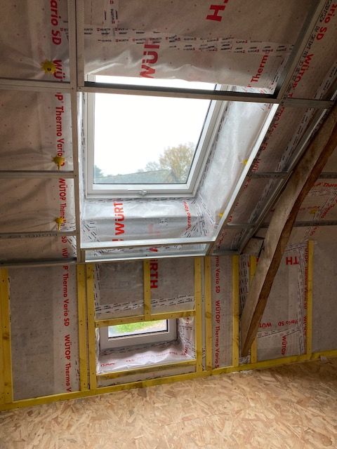 Gros plan sur l'isolation intérieure posée au niveau du toit.