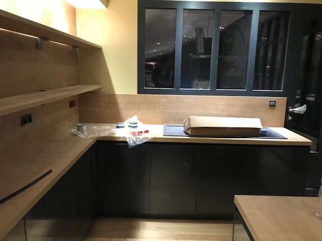 Cuisine moderne avec une verrière et une porte à côté.