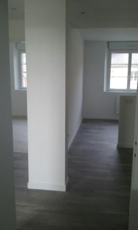 Une pièce de vie avec la peinture au sol.