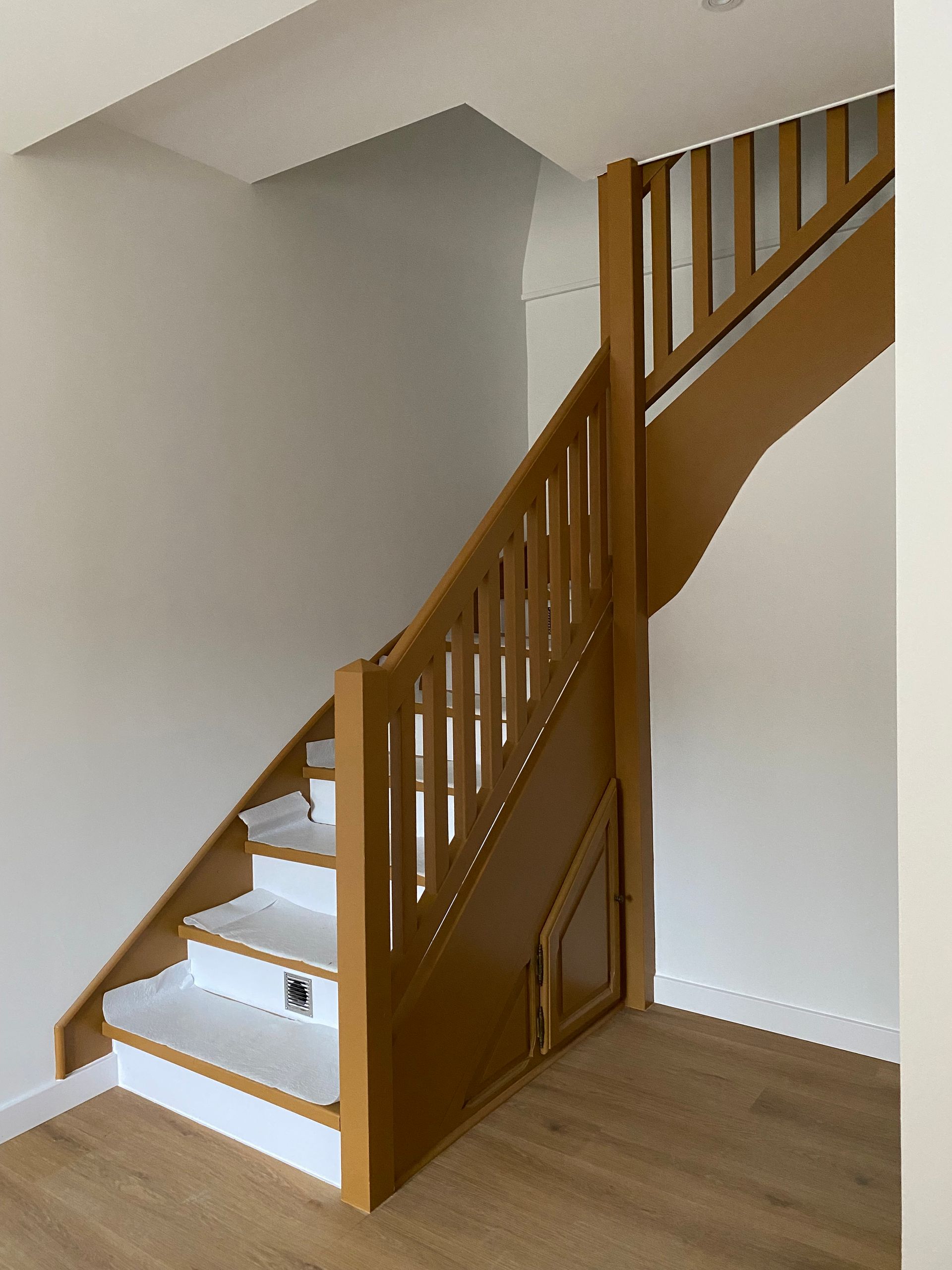 Escalier avec la rambarde en bois.