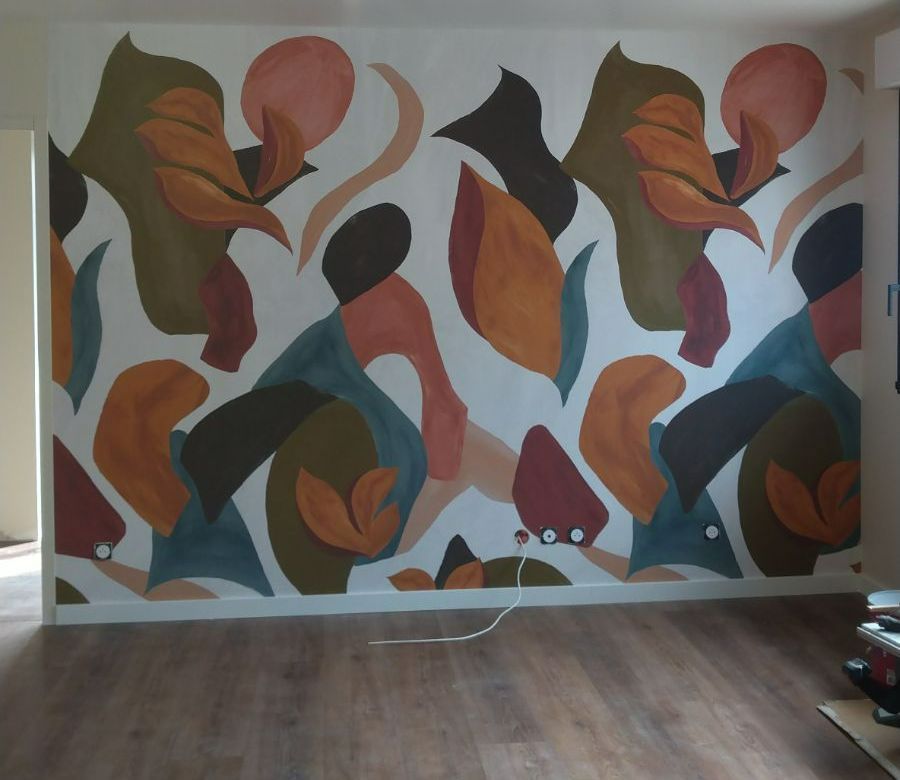 Gros plan sur un mur avec le papier peint.