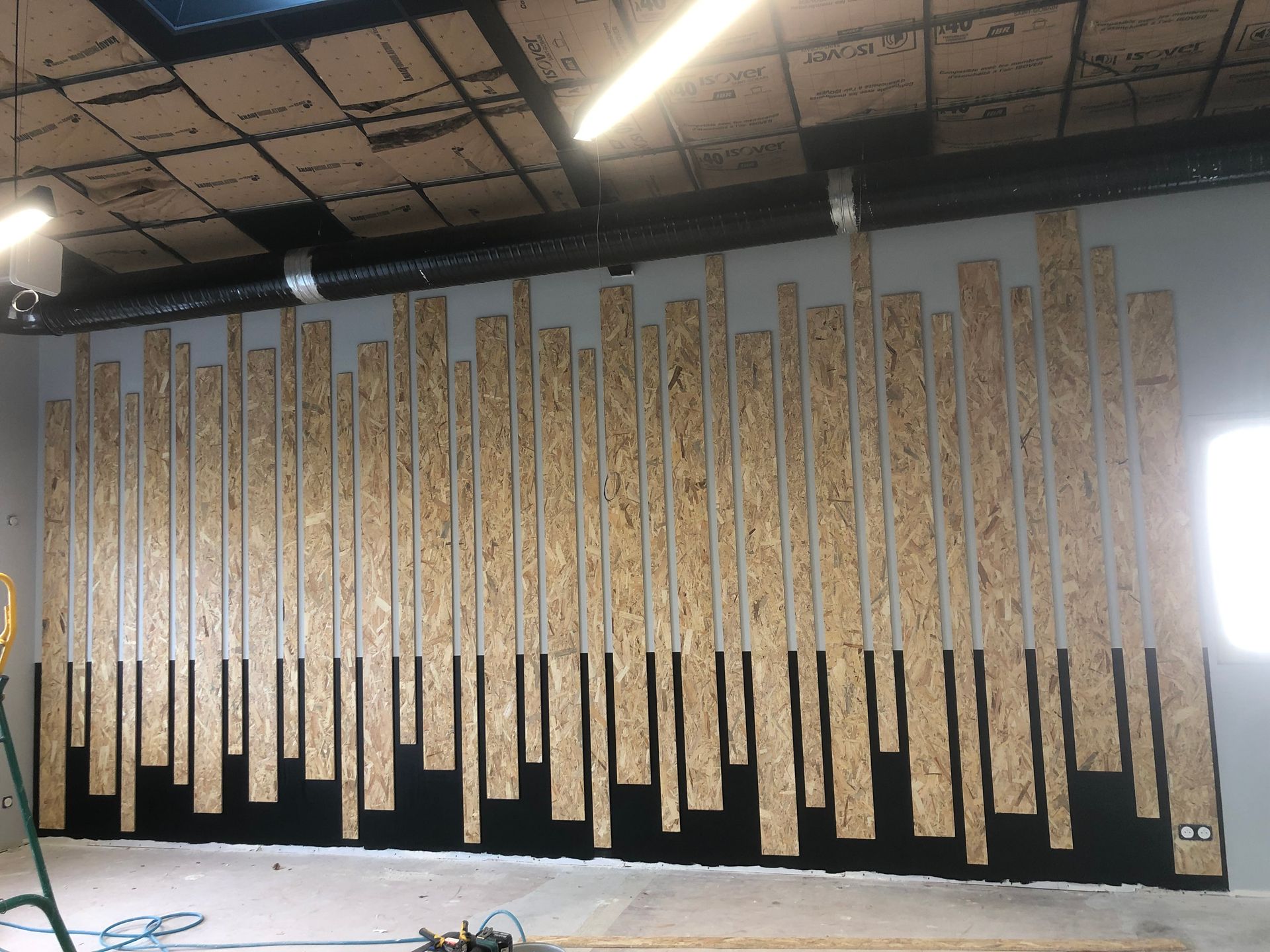 Décoration murale avec les panneaux d'OSB découpés.