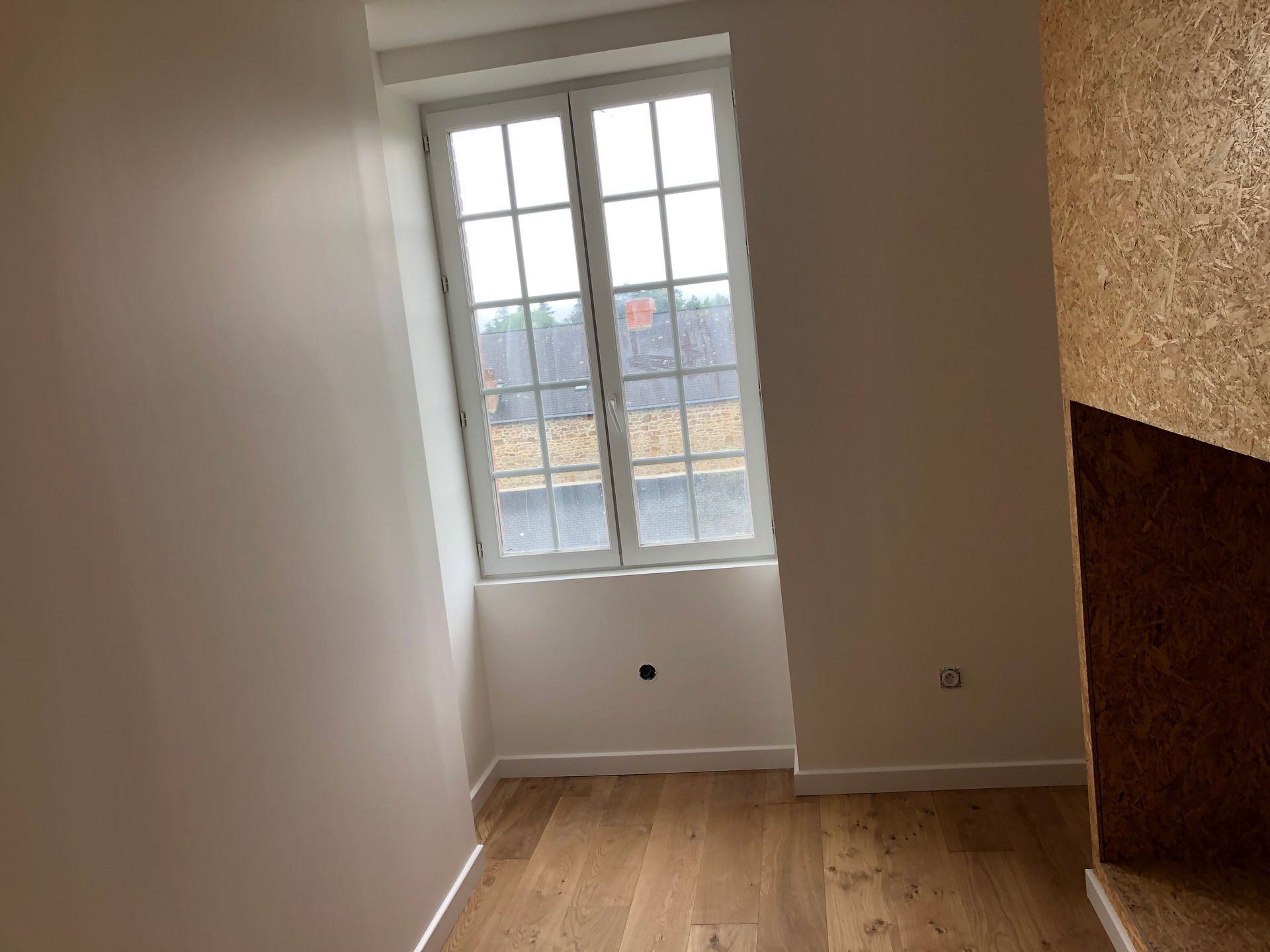 Fenêtre en PVC dans une pièce de vie.