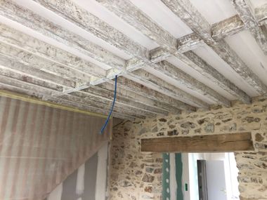 Poutres en bois avec un câble électrique.