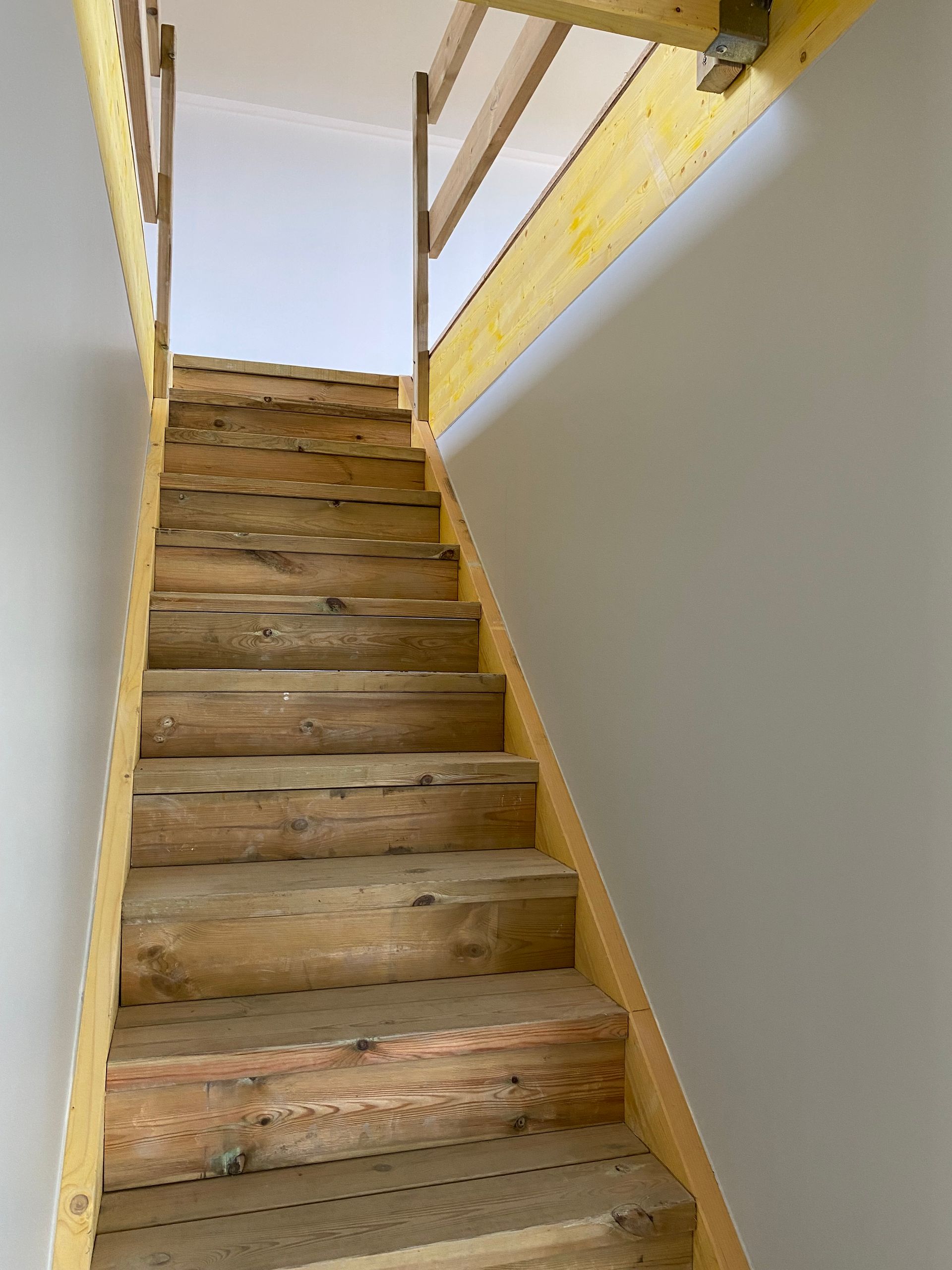 Un escalier en bois.