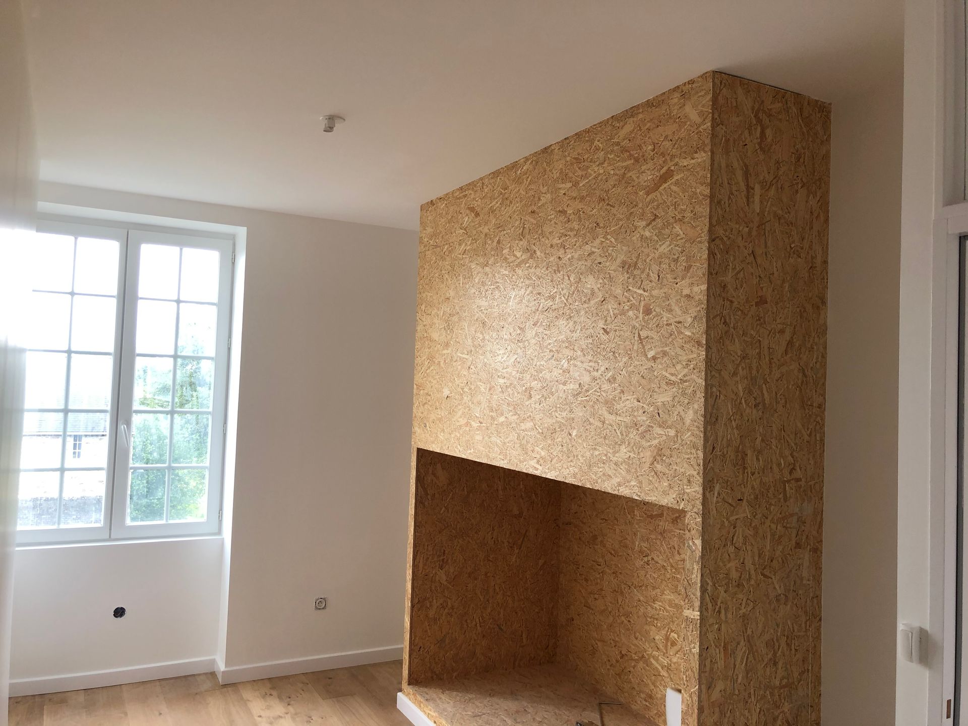 Espace rangement créé en panneaux OSB.