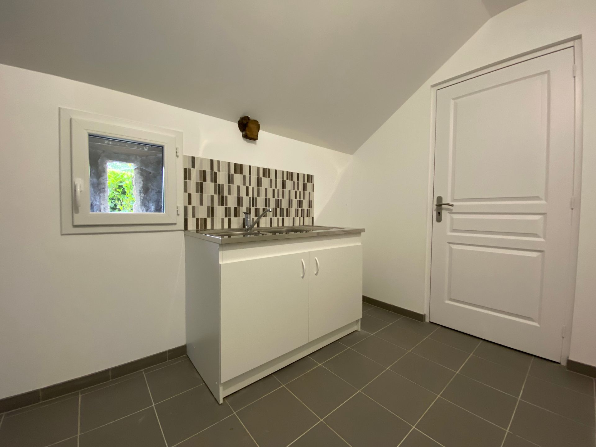 Meuble pour le lavabo.