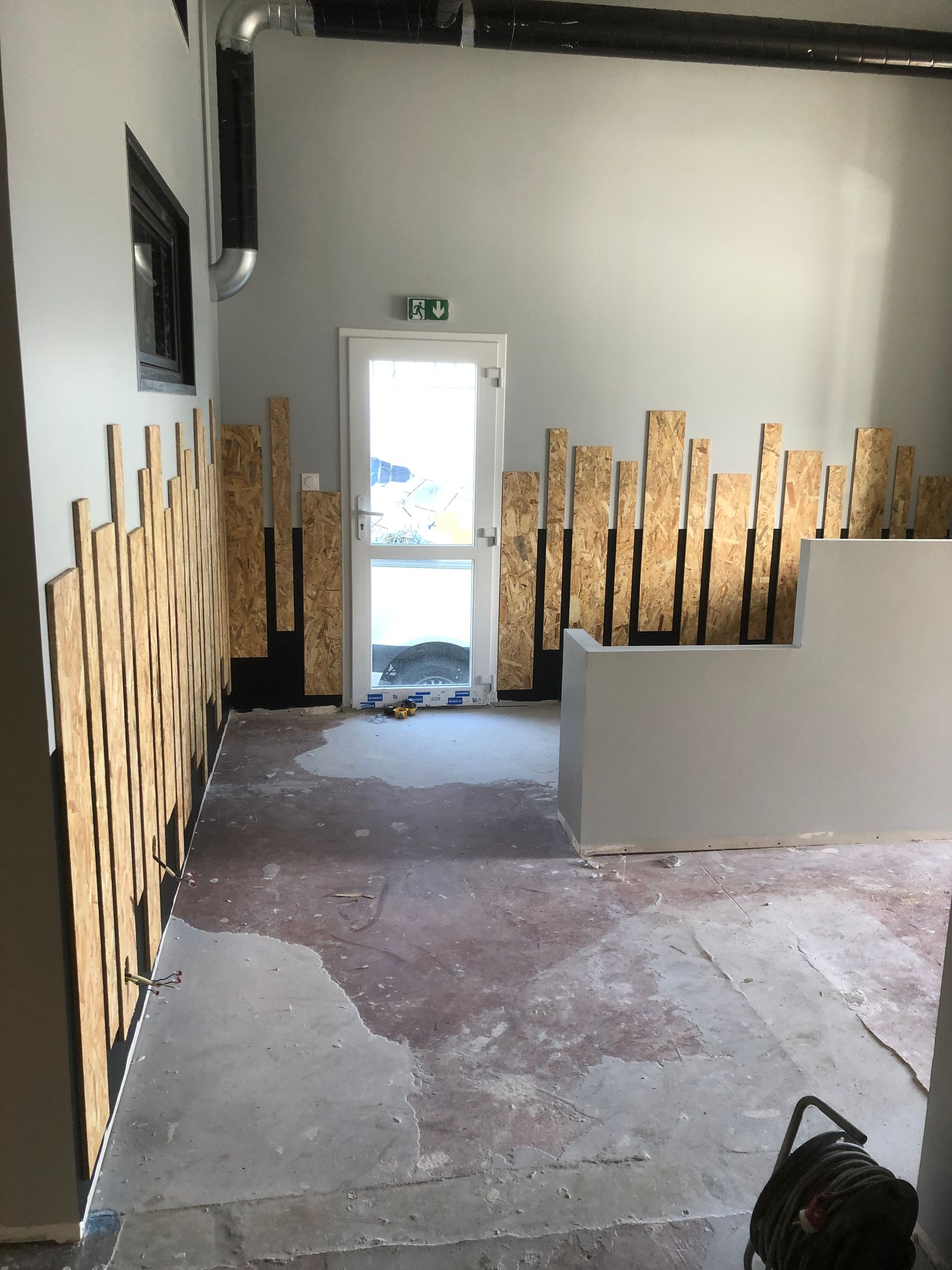 Une pièce avec les décorations murales en OSB.