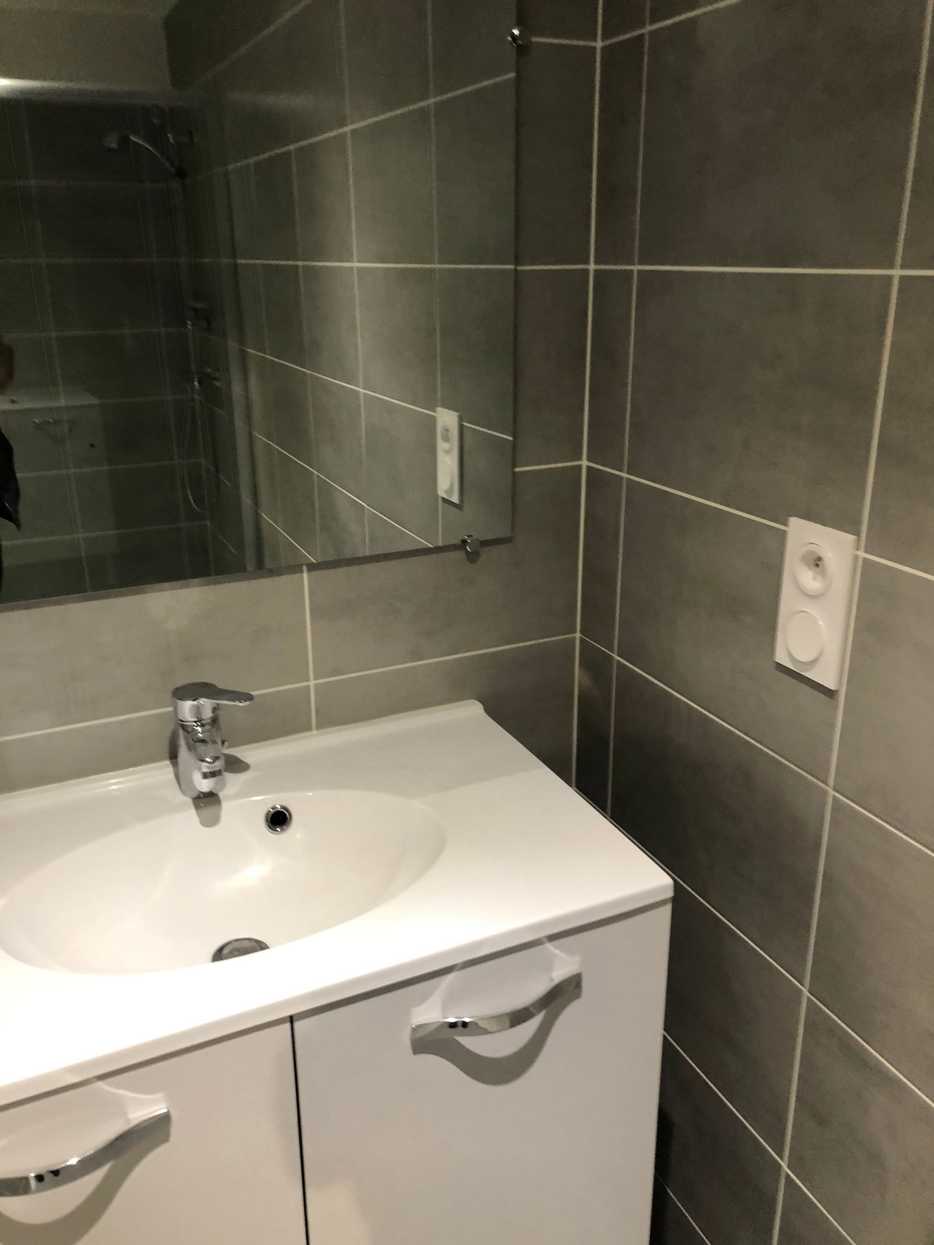 Meuble simple vasque et un miroir.