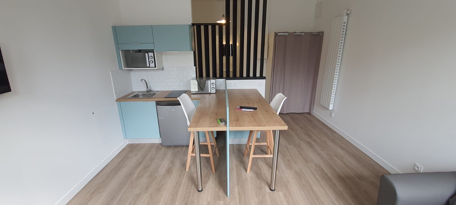 Cuisine avec la table centrale.