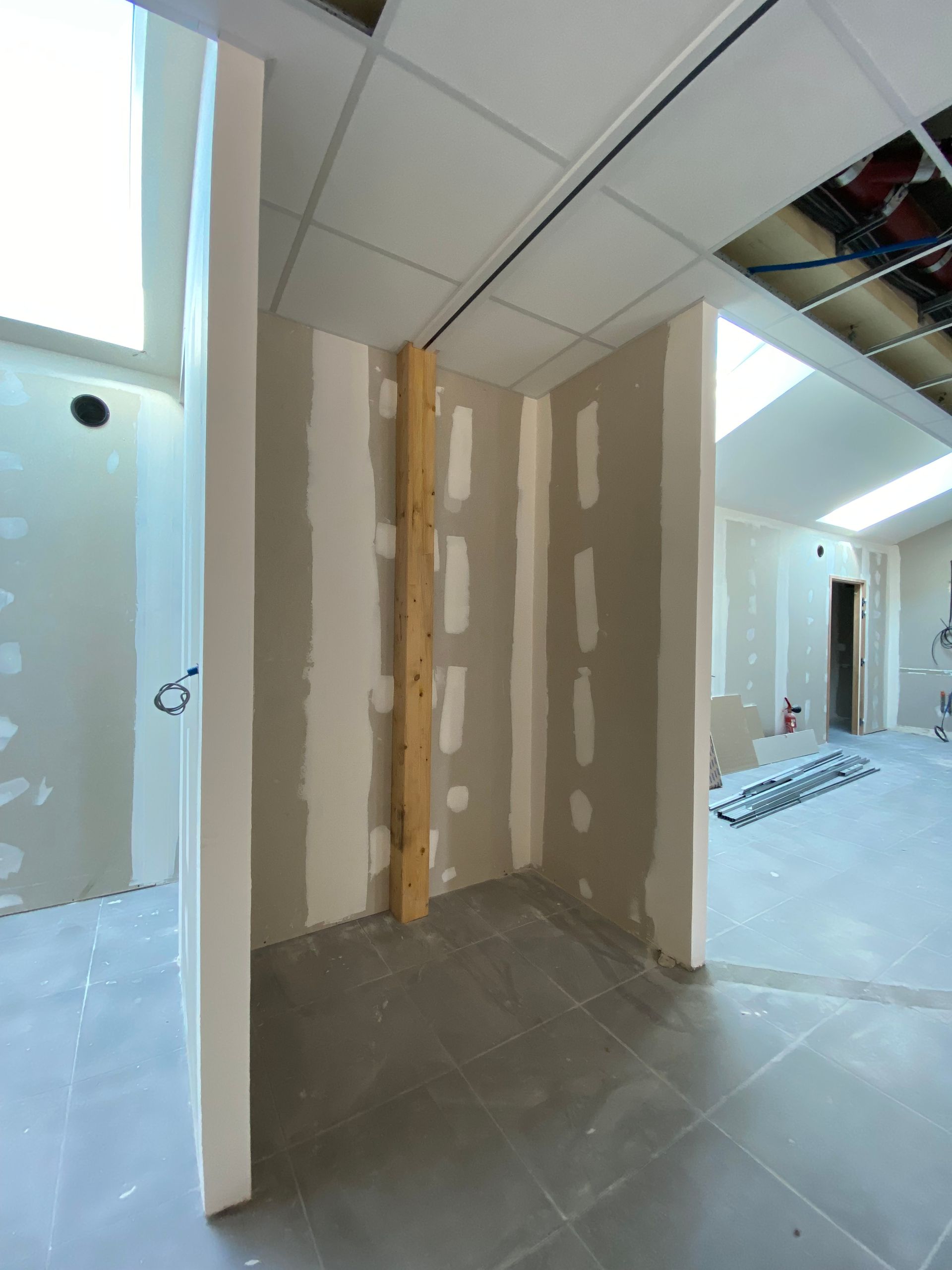 Détail d'une pièce avec les cloisons en plâtre.