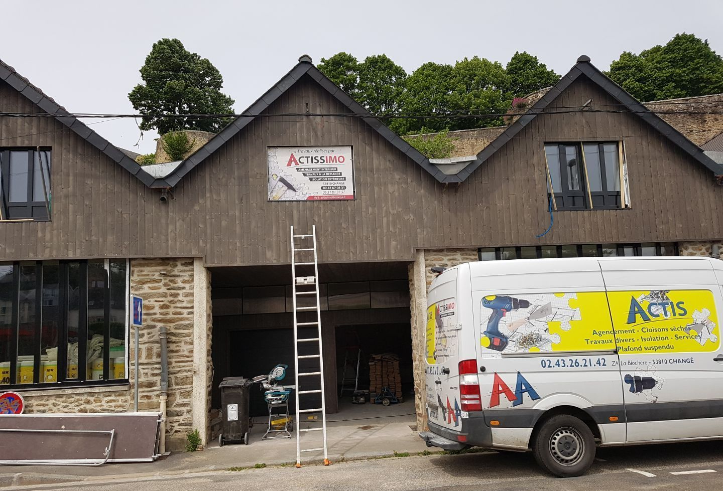 Bâtiment du professionnel avec un camion à côté.