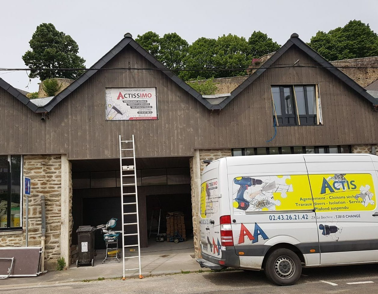 Bâtiment professionnel de l'entreprise avec le camion sur le côté.