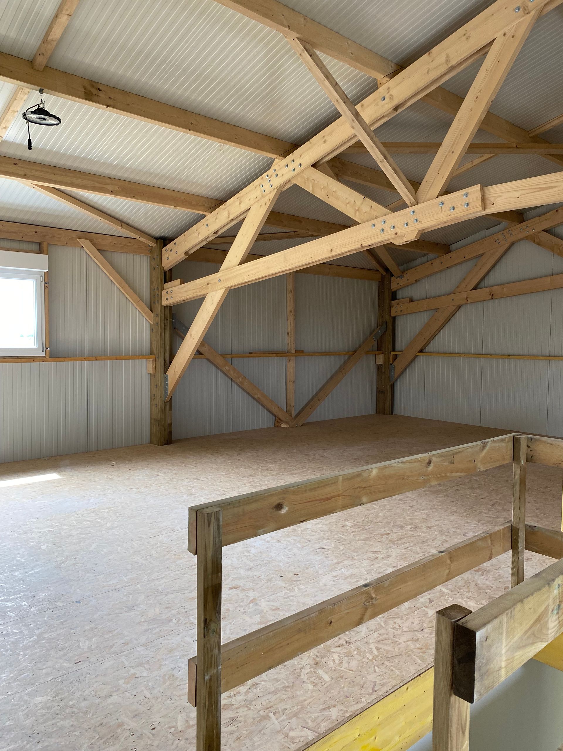 Un entrepôt avec les poutres en bois.