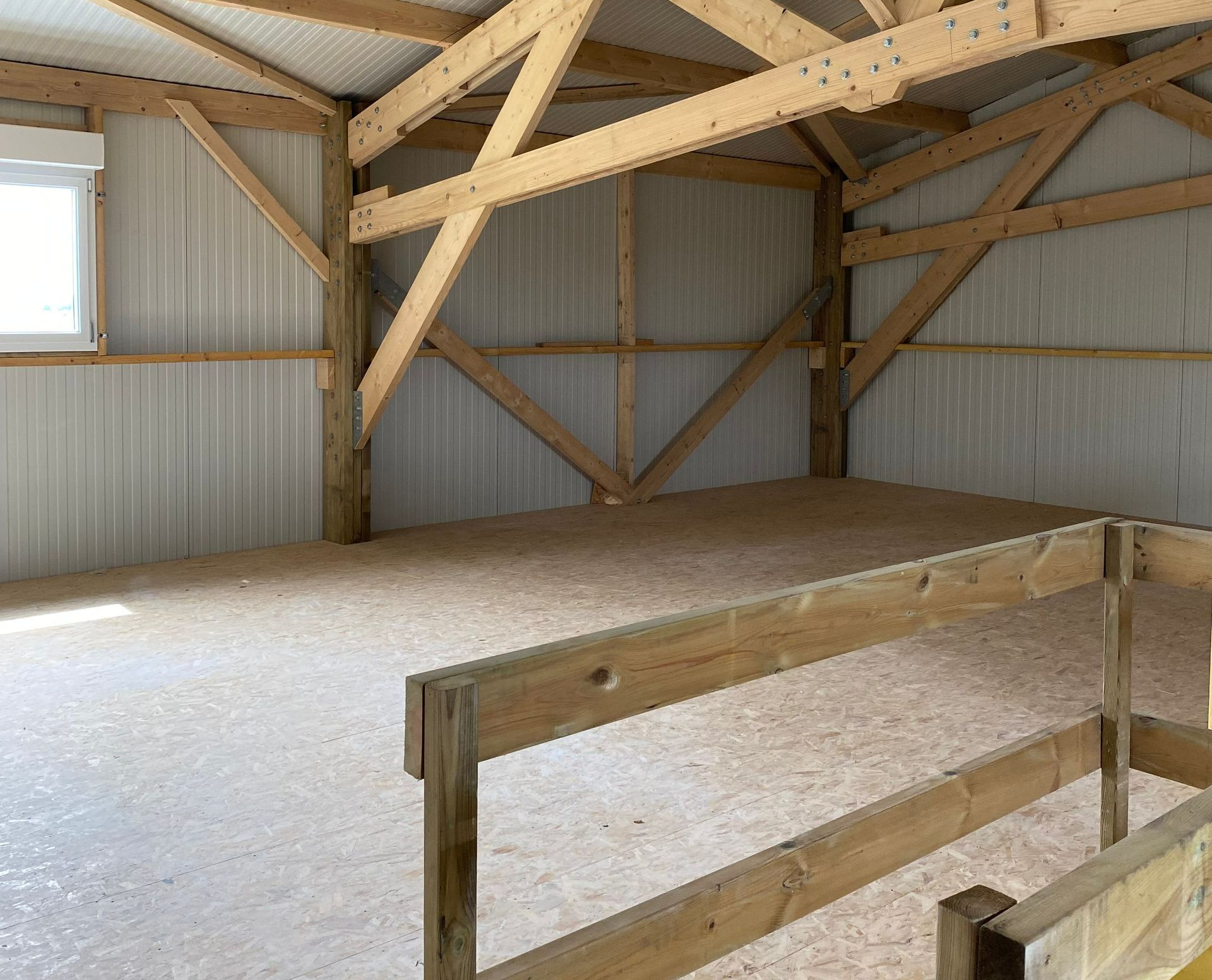 Une pièce sous le toit avec des poutres en bois.