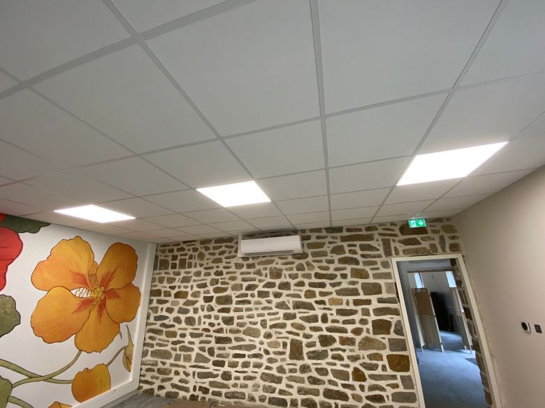 Un bureau avec le parement, faux plafond et le papier peint.