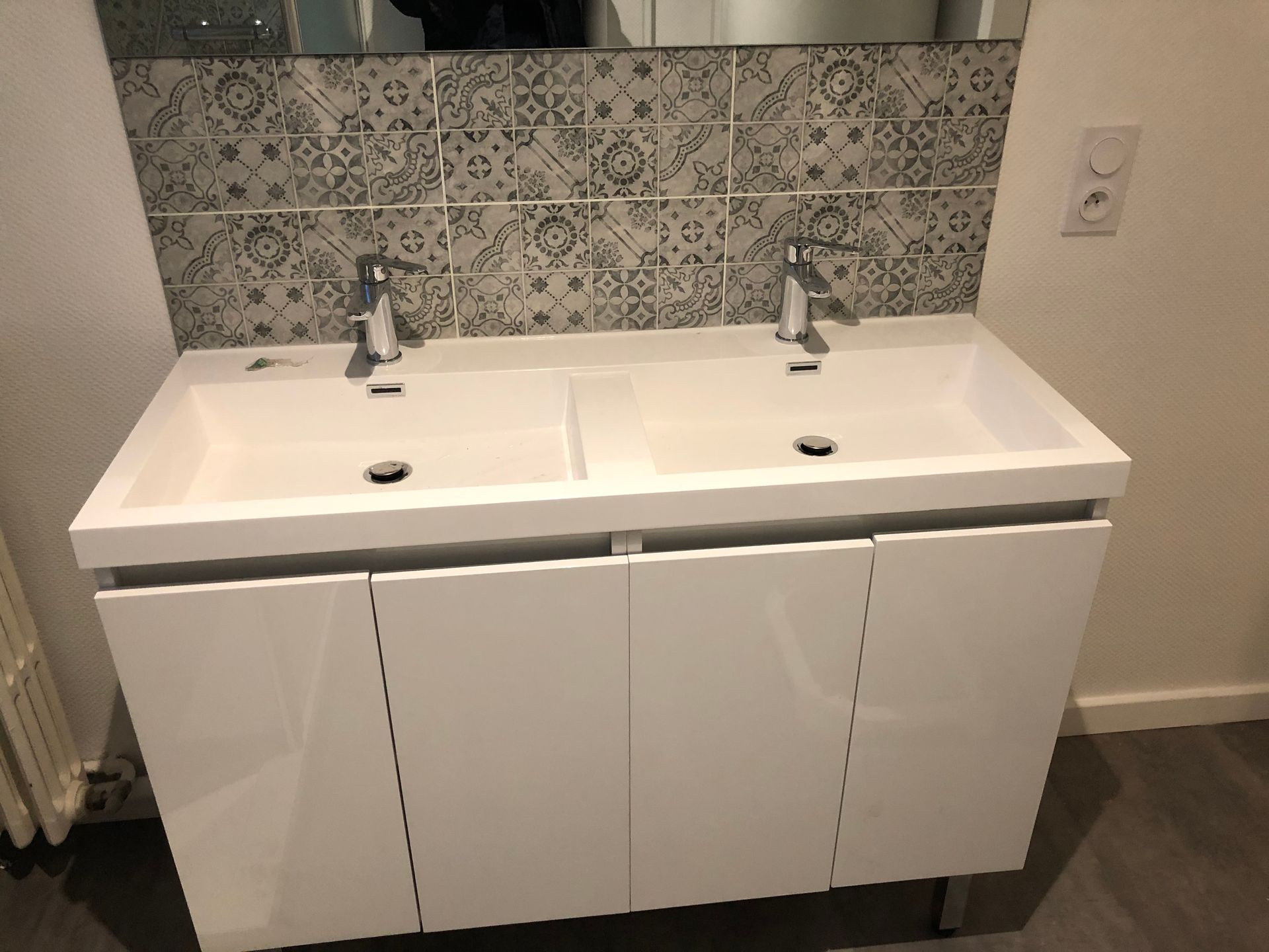 Une salle de bains avec un meuble vasque. 
