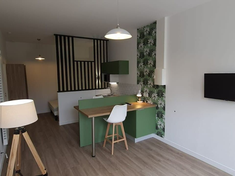 Espace cuisine d'un studio.