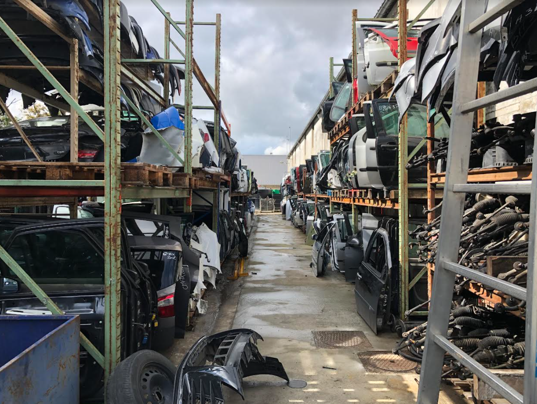 Stock de pièces détachées de voiture en extérieur