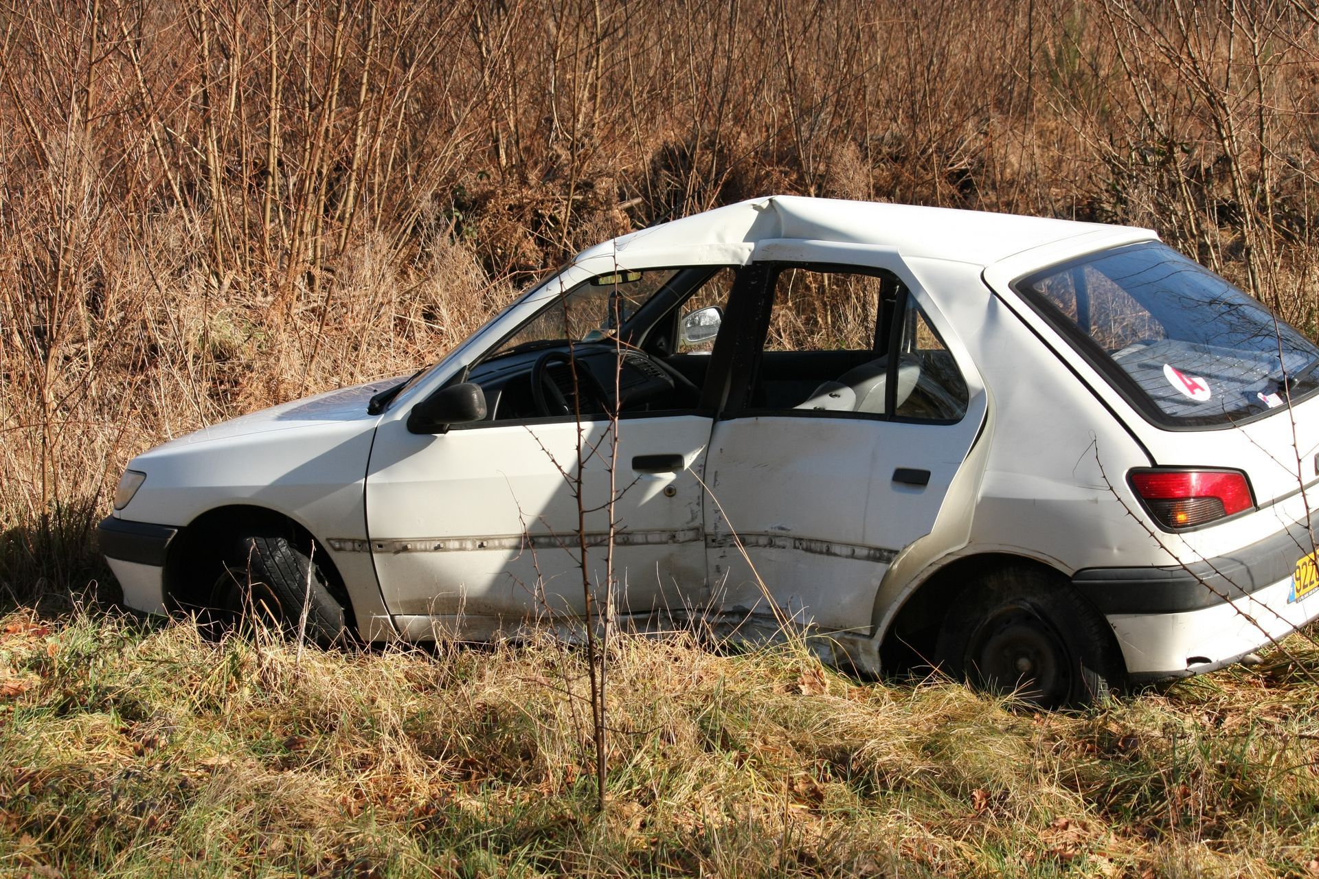 Peugeot 306 blanche accidentée 