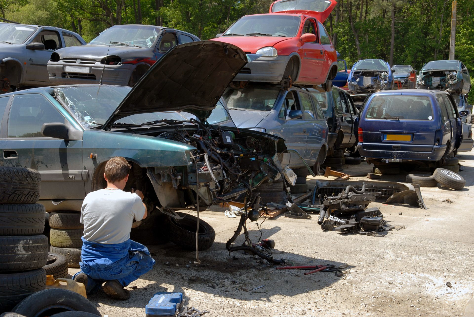 Personne en train de récupérer des pièces sur une voiture