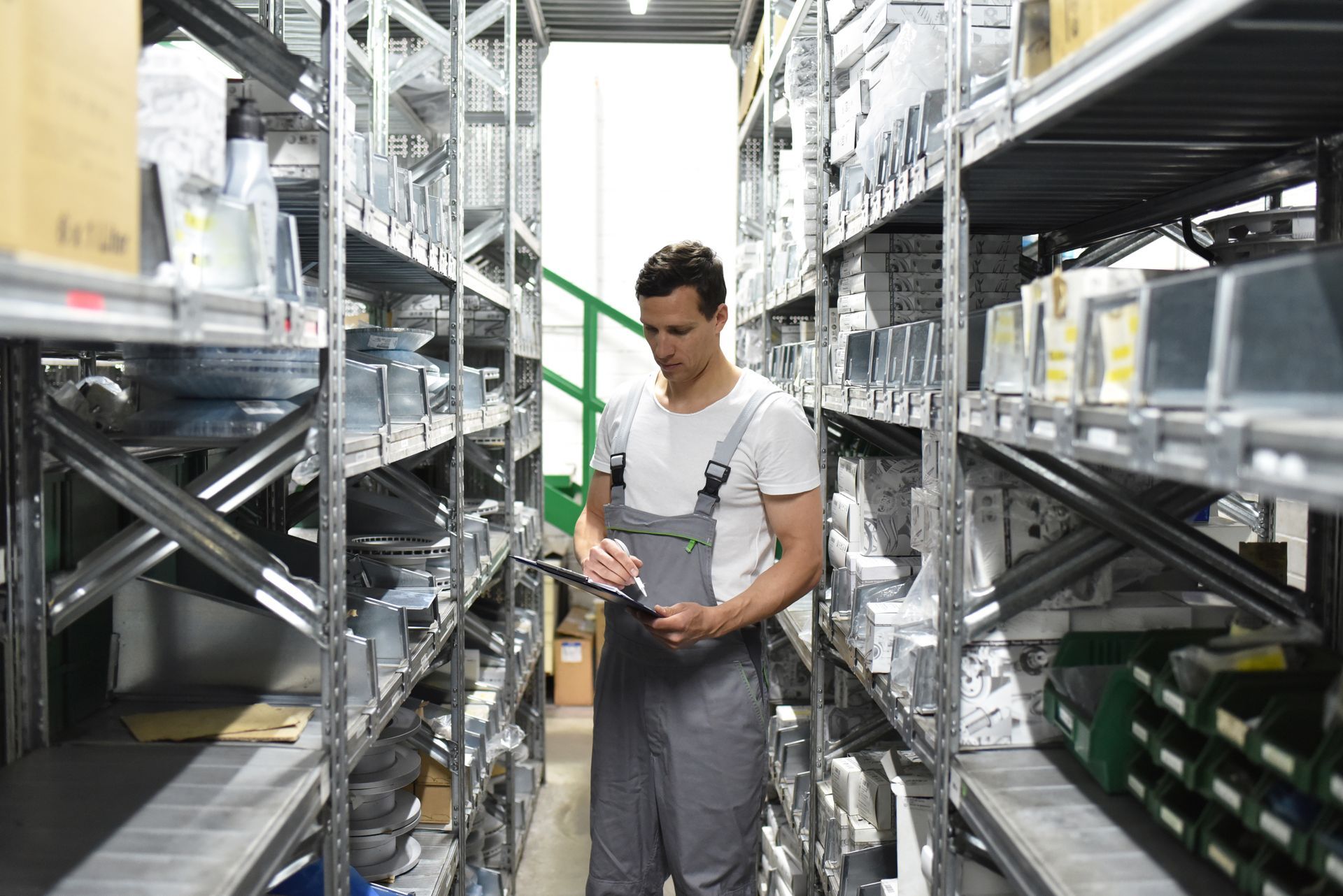 Personne faisant l'inventaire de son stock de pièces détachées