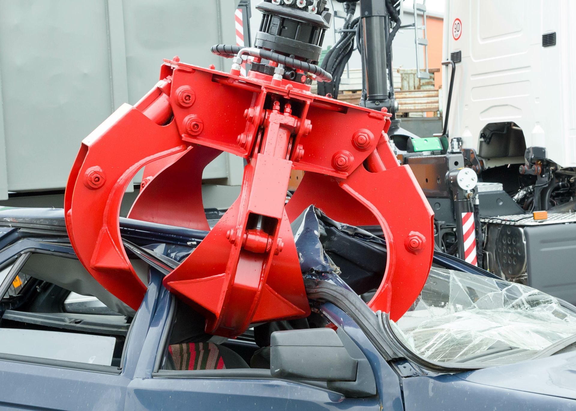 Pince hydraulique rouge en action