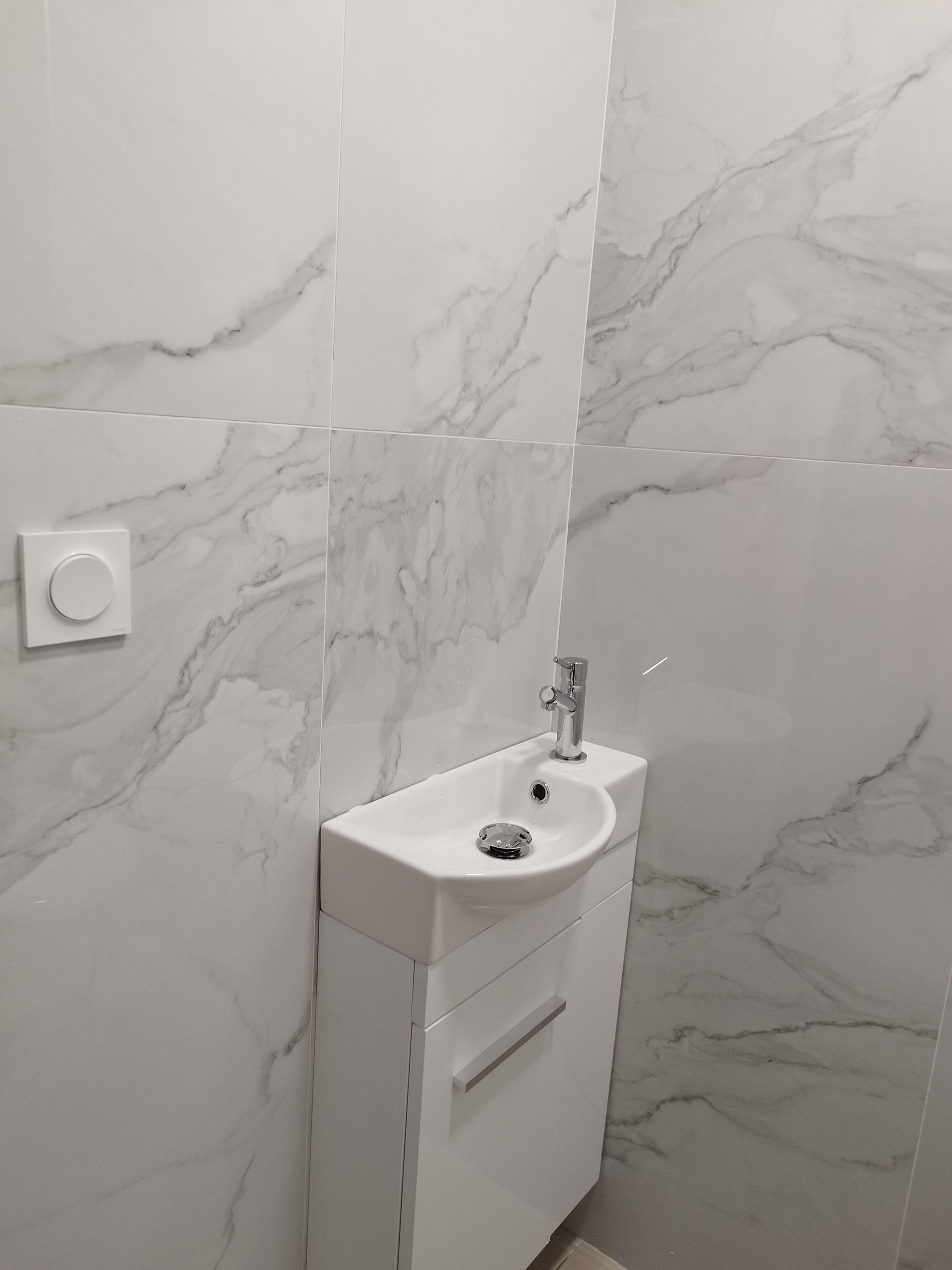 Petit lavabo dans des sanitaires