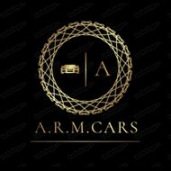 Logotipo dorado para ARM Cars: un ícono de automóvil, "A", y texto dentro de un círculo decorativo sobre un fondo negro.