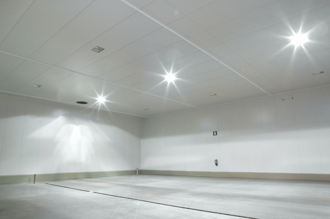 Una gran habitación vacía con muchas luces en el techo.