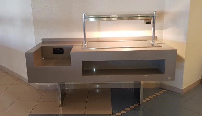 Una fila de buffet está sentada en un rincón de una habitación.