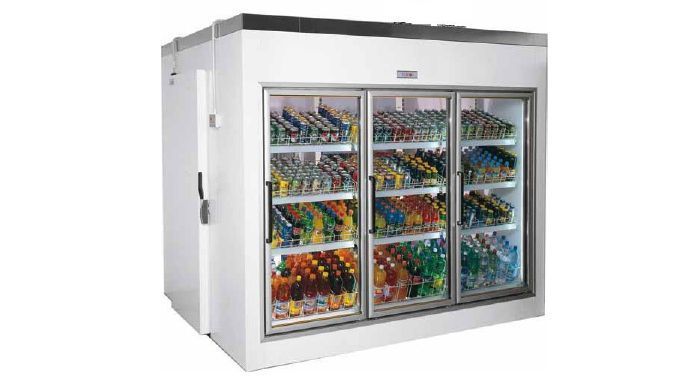 Un refrigerador lleno de botellas y latas de refresco.