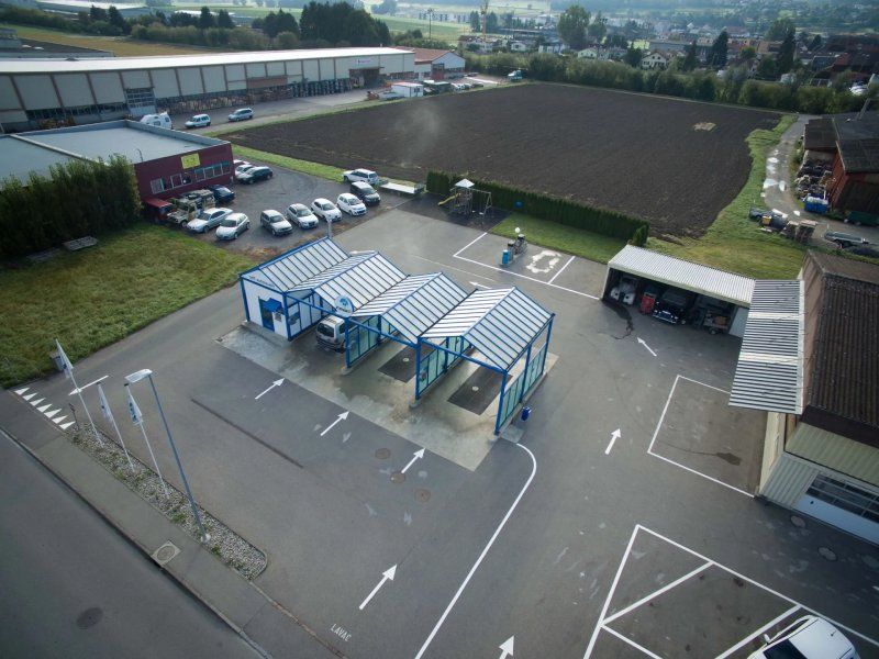 Une vue aérienne d'un lave-auto dans un parking