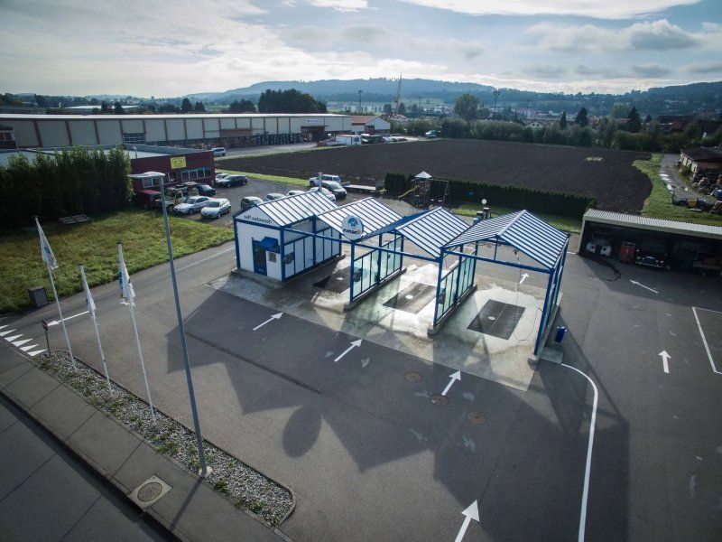 Une vue aérienne d'un lave-auto dans un parking