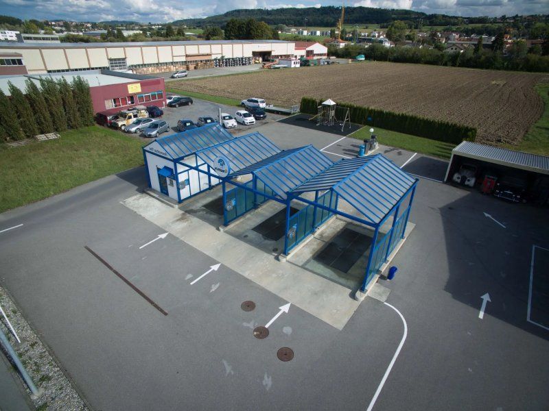 Une vue aérienne d'un lave-auto dans un parking