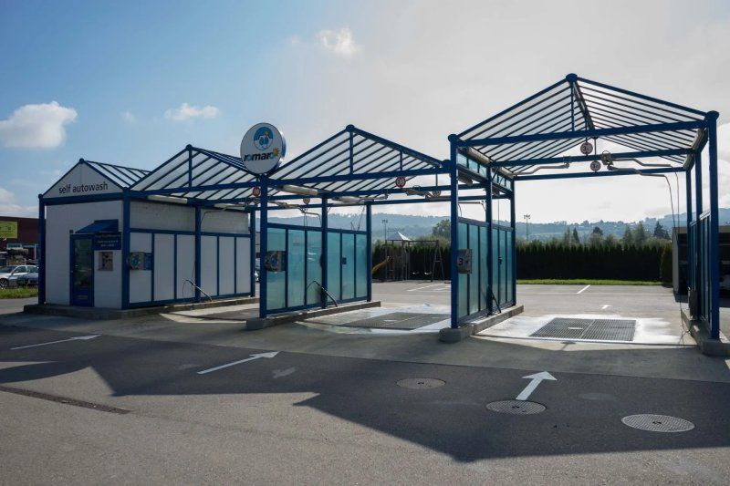 Un lave-auto avec une flèche blanche pointant vers la droite