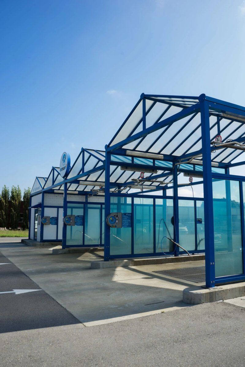 Une rangée de bâtiments bleus et blancs avec un toit transparent