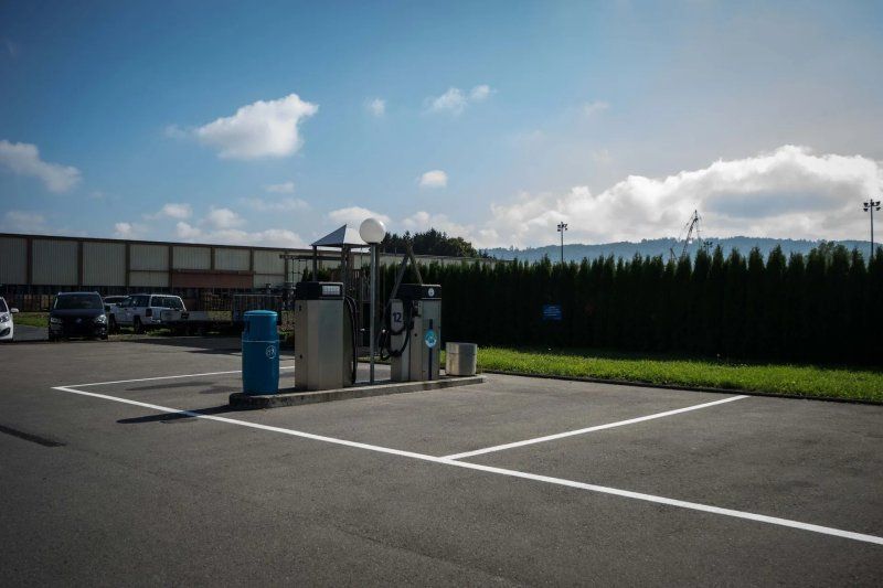 Un parking vide avec quelques voitures garées dedans