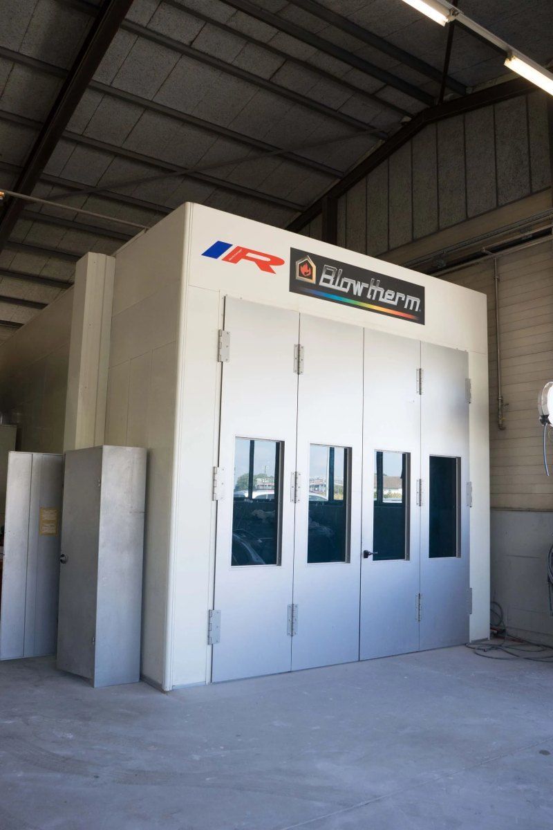 Un bâtiment blanc avec un panneau indiquant Slowburn dessus