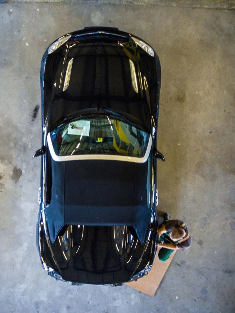 Une vue aérienne d'une voiture noire avec le capot relevé